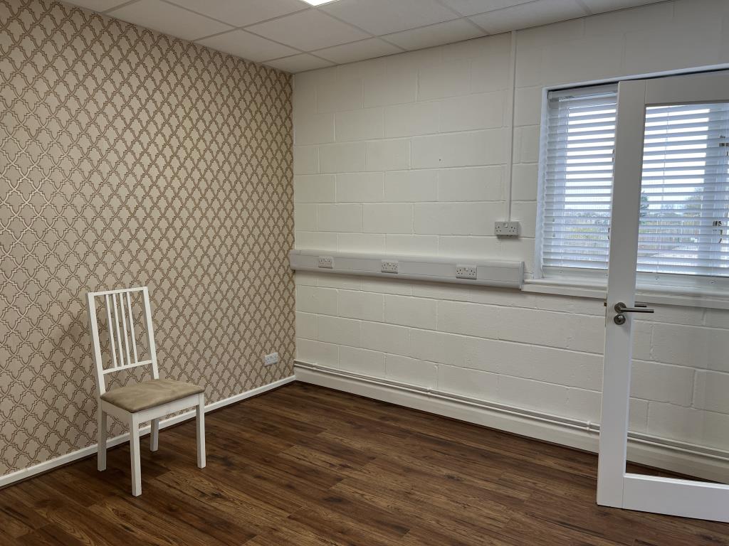 Lot: 67 - LEASEHOLD COMMERCIAL UNIT WITH PARKING - Internal office area